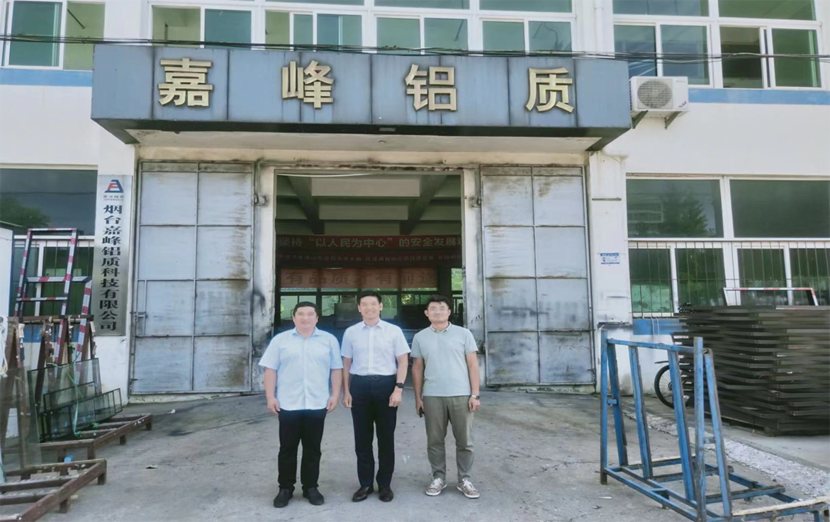 鋁門窗幕墻龍頭企業(yè)、煙臺(tái)民建科技總支部主委、飛龍集團(tuán)宋總蒞臨嘉峰鋁質(zhì)公司考察調(diào)研